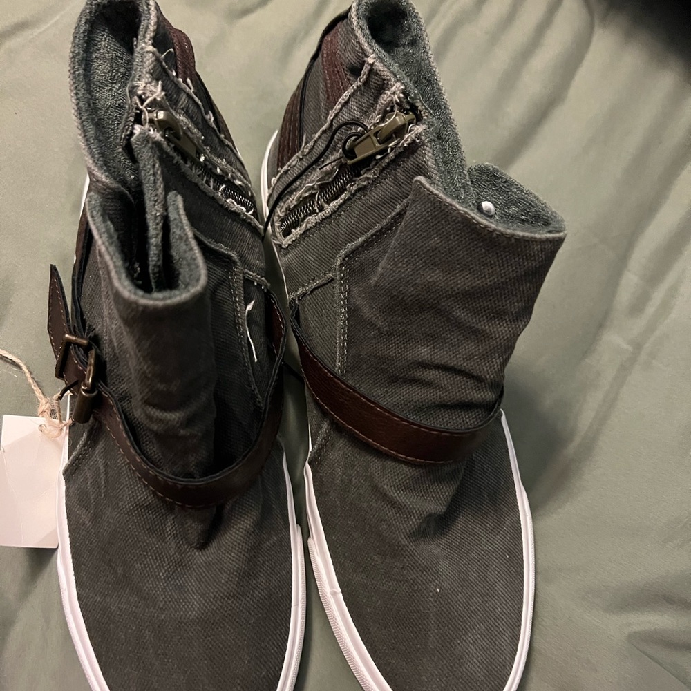 Reposhing these blowfish!  Adorable shoes.